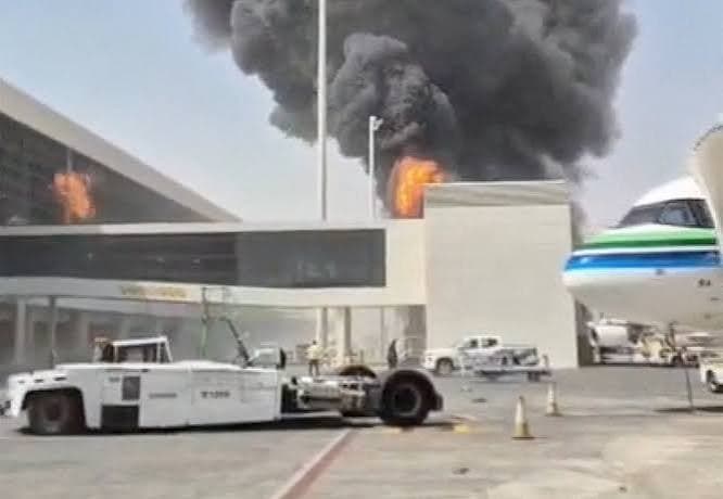 تعليق الرحلات الجوية في مطار الرياض إثر أحداث أمنية: التداعيات القانونية وتفعيل بنود "القوة القاهرة"